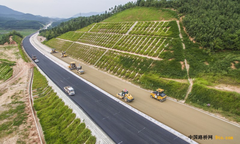 福建顺邵高速项目路面摊铺全速推进