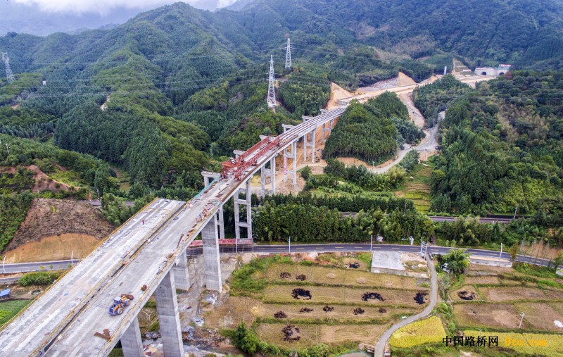 福建:顺邵高速项目两座"卡脖子"跨铁大桥顺利贯通