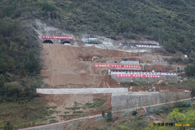 重庆城开高速双河口隧道建设顺利推进