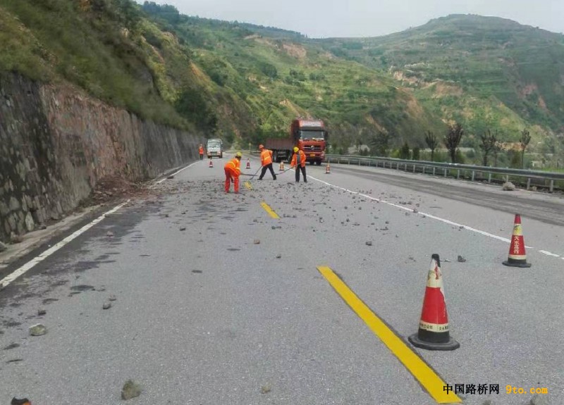 甘肃:天水公路局高养中心积极应对暴雨天气保畅通