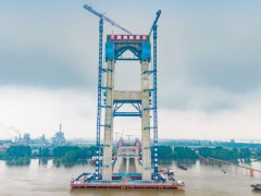 世界最大跨度四主缆体系悬索桥——燕矶长江大桥主塔全部封顶